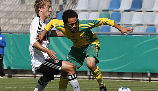 Der Schalker Lewis Holtby im Spiel gegen Südafrika im Duell mit Daylon Claasen