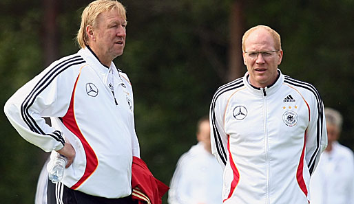 DFB-Sportdirektor Matthias Sammer (r.) lobte Coach Horst Hrubesch nach der U-20-WM