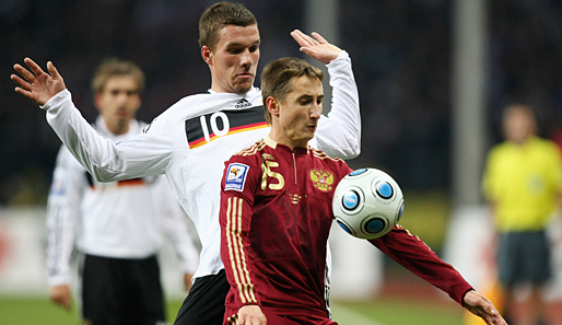 Wladimir Bystrow schirmt den Ball gegen Lukas Podolski (l.) ab. Vergebens, Deutschland gewinnt