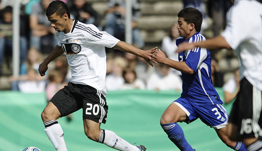 Stürmer Murat Bildirici (l.) spielt in der U-17-Mannschaft von Eintracht Frankfurt