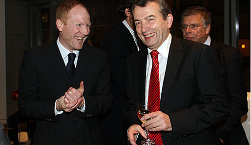 Matthias Sammer (l.) und Wolfgang Niersbach freuen sich über die Auszeichnung der UEFA