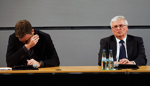 Oliver Bierhoff (l.) und DFB-Präsident Theo Zwanziger bei der Pressekonferenz zu Enkes Tod
