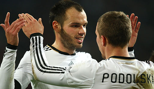 Heiko Westermann und Lukas Podolski freuen sich über den versöhnlichen Ausgleich in letzter Minute