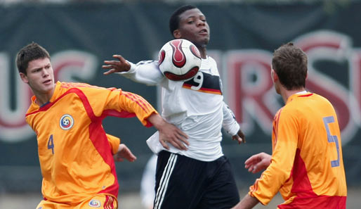 Roussel Ngangkam (M.) traf für die deutsche U-17-Auswahl doppelt gegen Rumänien