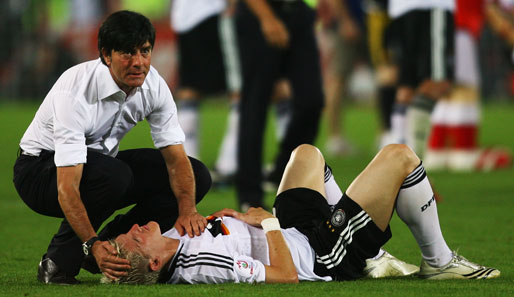 Jogi Löw (l.) tröstet Bastian Schweinsteiger nach dem verlorenen EM-Finale 2008