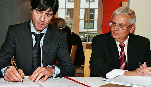 Joachim Löw (l.) soll den Vertrag mit dem DFB schnellstmöglich verlängern
