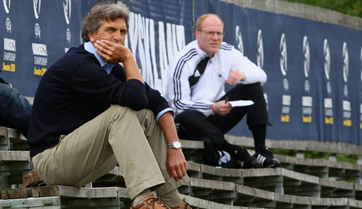 Rainer Adrion (l.) ist seit Juli 2009 Trainer der U 21 des DFB