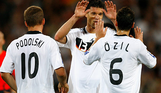 Vor dem Spiel in Polen steht für Lukas Podolski, Michael Ballack und Mesut Özil erstmal die WM an