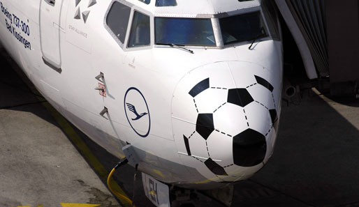Bei der WM 2006 wurden die Nasen der Flugzeuge als Fußball gestaltet