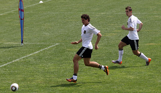 Mario Gomez (l.) und Miroslav Klose erzielten im lockeren Trainingsspiel je fünf Tore