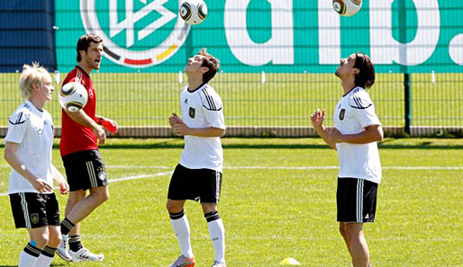 Sami Khedira (r.) und Mesut Özil (M.) sollen zentrale Figuren im deutschen Team werden