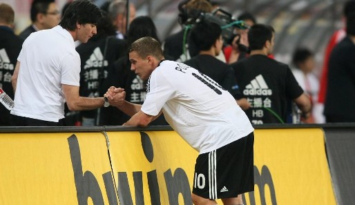 Bundestrainer Joachim Löw (l.) hält Lukas Podolski wie in der Vergangenheit auch die Treue