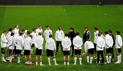 Die große Frage: Wen nimmt DFB-Coach Joachim Löw mit zur WM 2010 in Südafrika