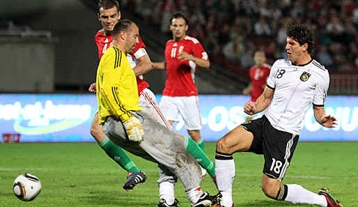 Mario Gomez erzielte mit diesem Schuss das zwischenzeitliche 2:0 gegen Ungarn