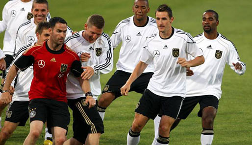 Miroslav Klose (2.v.r.) absolvierte bislang 96. Länderspiele - Cacau (r.) bringt es auf acht Einsätze