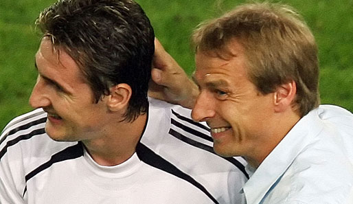 Jürgen Klinsmann (r.) hält Miroslav Klose nach wie vor für den besten deutschen Stürmer