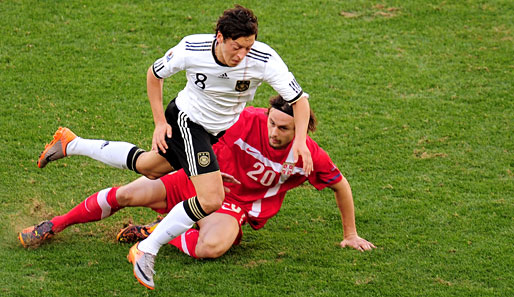 Mesut Özil (l., mit Serbiens Neven Subotic) konnte nicht an seine Auftaktleistung anknüpfen
