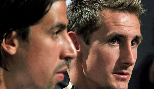 Sami Khedira und Miroslav Klose (r.) gaben sich auf der DFB-Pressekonferenz optimistisch