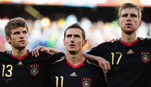 Miroslav Klose (M.) hat bei Weltmeisterschaften bereits 14 Treffer erzielt