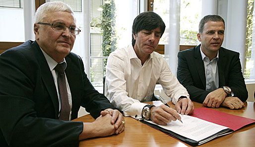 Joachim Löw (M., mit Zwanziger und Bierhoff) bei der Vertragsunterzeichnung: Er bleibt bis 2012