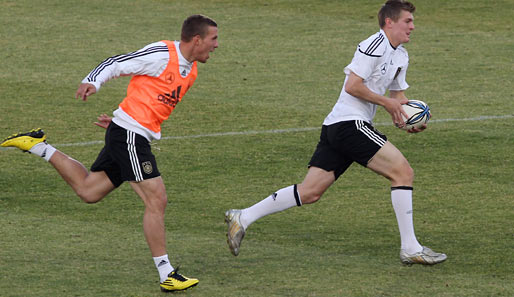 Podolski (l.) erzielte in sechs WM-Spielen zwei Tore. Kroos blieb bei drei Einsätzen ohne Treffer