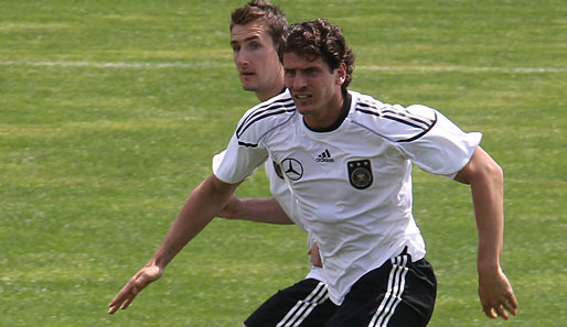 Mario Gomez (r.) steht bei zwölf Länderspieltreffern. Miro Klose traf 52 Mal für das DFB-Team