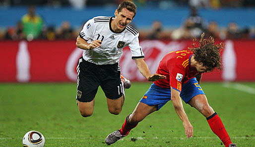 Klose im Zweikampf mit Carles Puyol (r.): Deutschland verlor das Halbfinale gegen Spanien 0:1