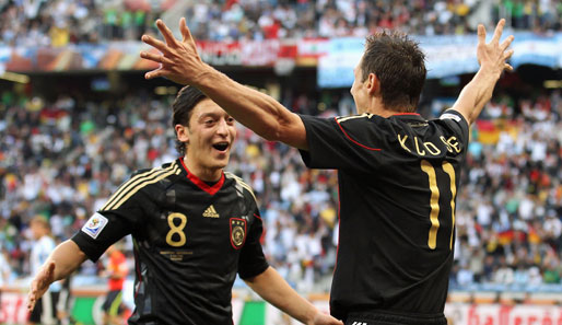 Miroslav Klose (r.) traf gegen Argentinien gleich zweimal