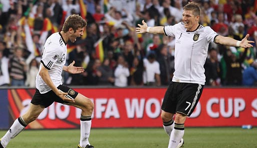 Thomas Müller (l.) durfte bei der WM bislang vier Tore bejubeln