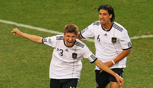 Youngster wie Thomas Müller (l.) und Sami Khedira haben FIFA-Boss Blatter beeindruckt