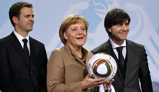 Angela Merkel (M.) War auch bei der WM 2006 schon oft im Stadion zu Gast
