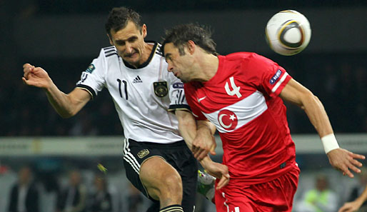 Miroslav Klose (l.) erzielte im 104. Länderspiel sein 56. und 57. Tor für Deutschland