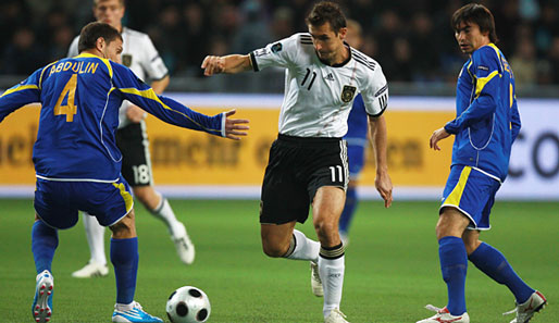 Miroslav Klose (M.) erzielte in Kasachstan seinen 58. Länderspieltreffer