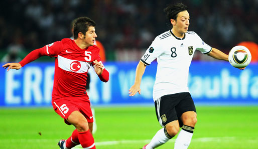 Mesut Özil (r.) zog sich gegen die Türkei eine Knöchelververletzung zu