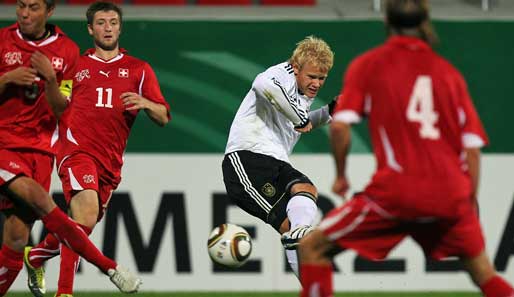 Augsburgs Sören Bertram (M.) traf gegen die Schweiz zum 1:0 für die U-20-DFB-Auswahl