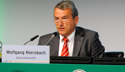 Wolfgang Niersbach wurde die goldene DFB-Ehrennadel verliehen