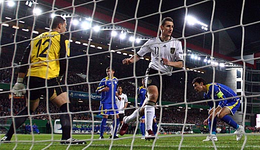 Läuft gegen Australien zum 108. Mal im DFB-Dress auf: Miroslav Klose (M.)