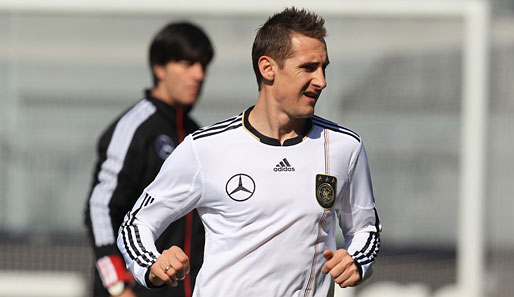 Miroslav Klose hat von Joachim Löw den Vorzug vor Mario Gomez bekommen