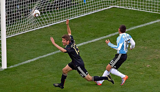 Thomas Müller wird als bester Nachwuchsspieler der WM 2010 geehrt