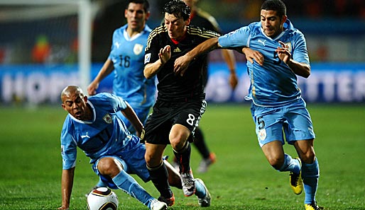 Neuauflage des WM-Spiels um den 3. Platz: Deutschland mit Mesut Özil (m.) trifft auf Uruguay