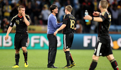 Bundestrainer Joachim Löw schätzt Toni Kroos' vielseitige Einsatzmöglichkeiten