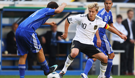 Lewis Holbty führt die deutsche U-21-Nationalmannschaft als Kapitän auf das Feld