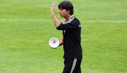 Joachim Löw hebt mahnend die Hand, nachdem das DFB-Team überschwänglich gelobt wurde