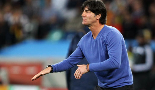 Bundestrainer Joachim Löws blauer Glückspullover erlangte bei der WM 2010 in Südafrika Kultstatus