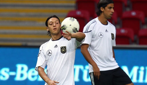 Mesut Özil (l.) von Real Madrid hätte gerne trotz Schmerzen gegen die Türkei gespielt