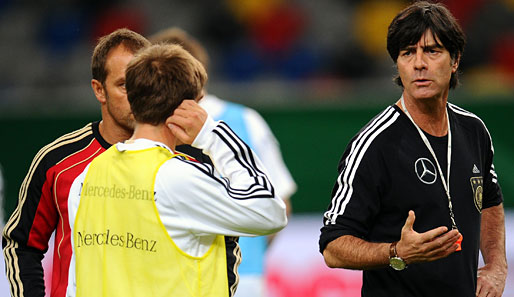 Bundestrainer Jogi Löw (r.) hat eine klare Vorstellung davon, wie die Nationalelf zu spielen hat