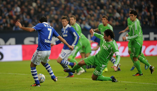 Raul (l.) schoss im Spiel gegen den VfL Wolfsburg sein 400. Pflichtspieltor