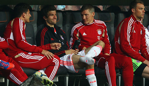 Thomas Müller (2.v.l.) auf der Bayern-Bank mit Nationalmannschaftskollegen