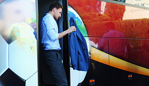 Benedikt Höwedes beim Aussteigen aus dem DFB-Mannschaftsbus