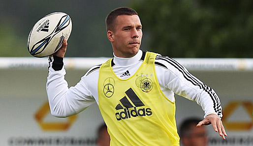 Abwechslung muss sein: Lukas Podolski versucht sich im Training mit einem Rugby-Ball